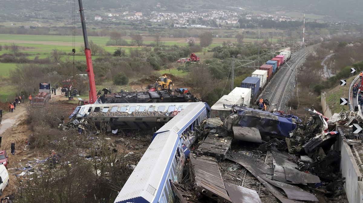 V Řecku se čelně srazily dva vlaky, 36 mrtvých